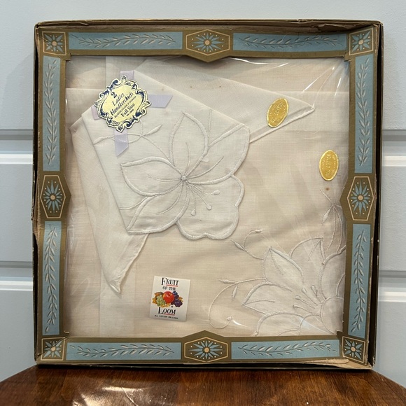 Vintage 60s Cotton Ladies Handkerchiefs Hibiscus Flower Embroidered NOS in Box - Picture 2 of 8